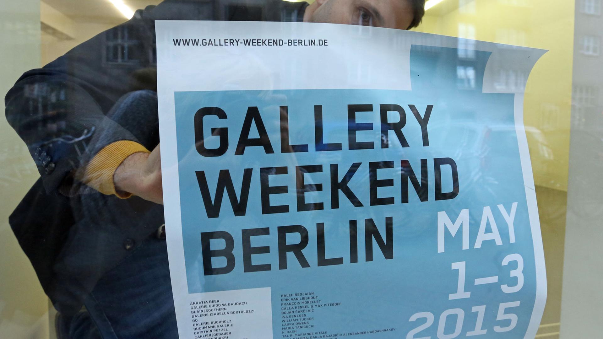Das Plakat für das Gallery Weekend Berlin wird am 30.04.2015 in der Buchmann Galerie in Berlin aufgehängt. Vom 1. bis zum 3. Mai zeigen 47 teilnehmende Galerien beim 11. Gallery Weekend Berlin ihre Ausstellungen. Das Plakat für das Gallery Weekend Berlin wird am 30.04.2015 in der Buchmann Galerie in Berlin aufgehängt. Vom 1. bis zum 3. Mai zeigen 47 teilnehmende Galerien beim 11. Gallery Weekend Berlin ihre Ausstellungen.