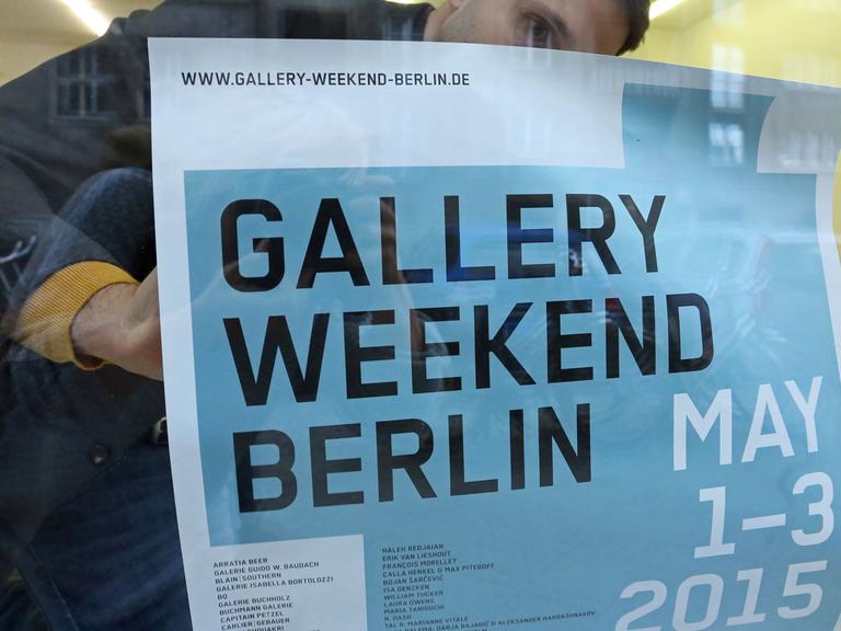 Das Plakat für das Gallery Weekend Berlin wird am 30.04.2015 in der Buchmann Galerie in Berlin aufgehängt. Vom 1. bis zum 3. Mai zeigen 47 teilnehmende Galerien beim 11. Gallery Weekend Berlin ihre Ausstellungen.