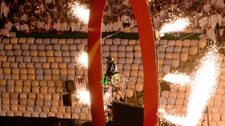 Der Extrem-Rollstuhl-Artist Aaron Fotheringham zeigt, was trotz Rollstuhl möglich ist. Der US-Amerikaner lässt sich im Maracanã eine 17 Meter hohe Rampe herunterrollen und springt durch einen mit Feuerwerk erleuchteten Ring.