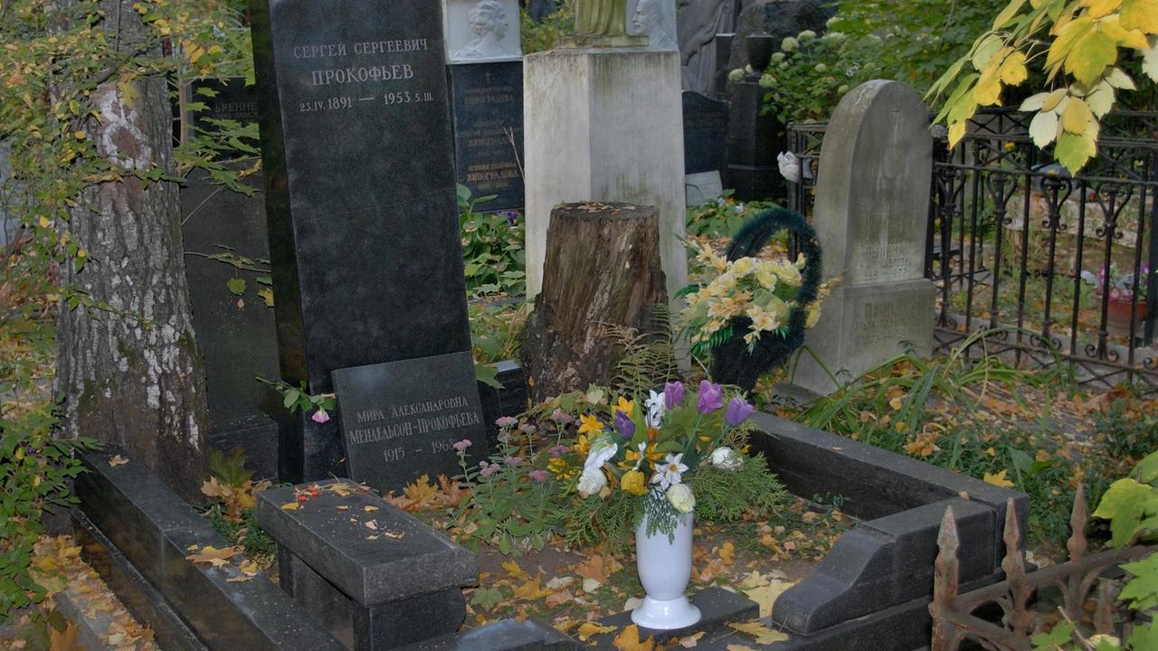 Eine schlichte Grabstele markiert die letzte Ruhestätte ohne Pomp. Eine schlichte Grabstele markiert die letzte Ruhestätte ohne Pomp.
