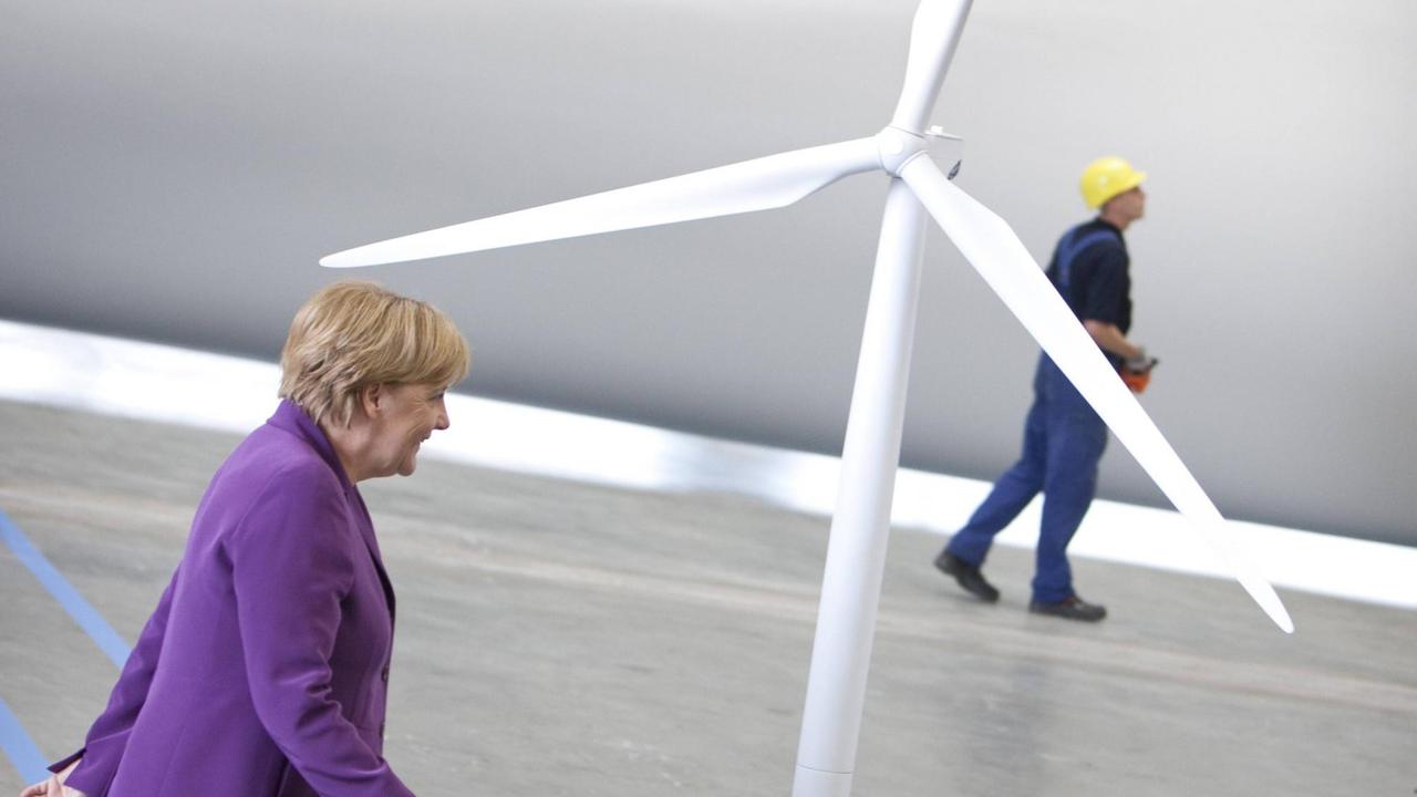 Angela Merkel, Bundeskanzlerin und CDU-Vorsitzende bei der Nordex Rotorblattproduktion in Rostock. Hier vor einem Modell einer Windkraftanlage. 