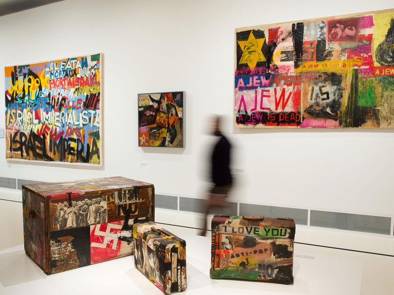 Das Werk "Suitcases" des Künstlers Boris Lurie in der Ausstellung "Keine Kompromisse!" im Jüdischen Museum Berlin.