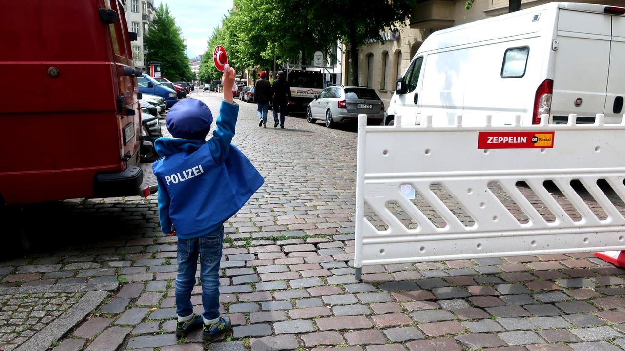 Spielerische Verkehrserziehung im Samariter-Kiez. Spielerische Verkehrserziehung im Samariter-Kiez.