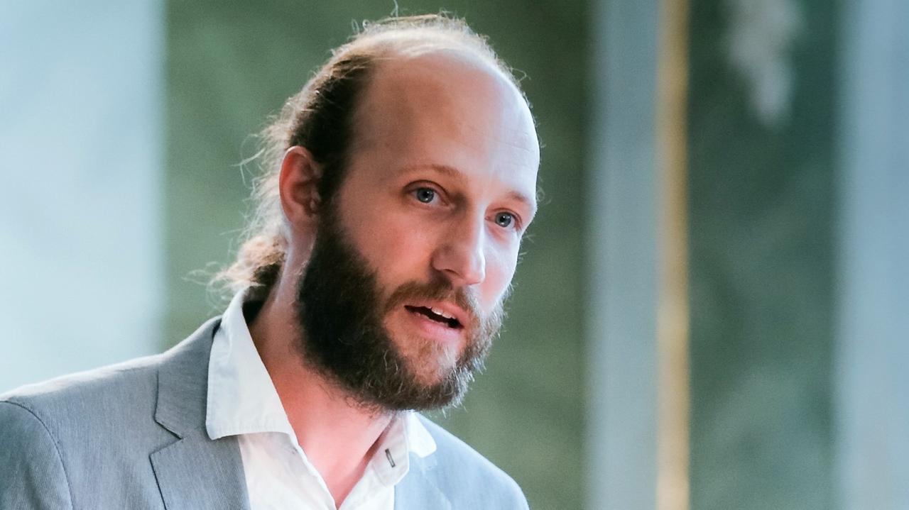 Moritz Pankok, künstlerischer Leiter von "Kai Dikhas", der weltweit ersten Galerie für zeitgenössische Kunst der Sinti und Roma in Berlin. Moritz Pankok, künstlerischer Leiter von "Kai Dikhas", der weltweit ersten Galerie für zeitgenössische Kunst der Sinti und Roma in Berlin.