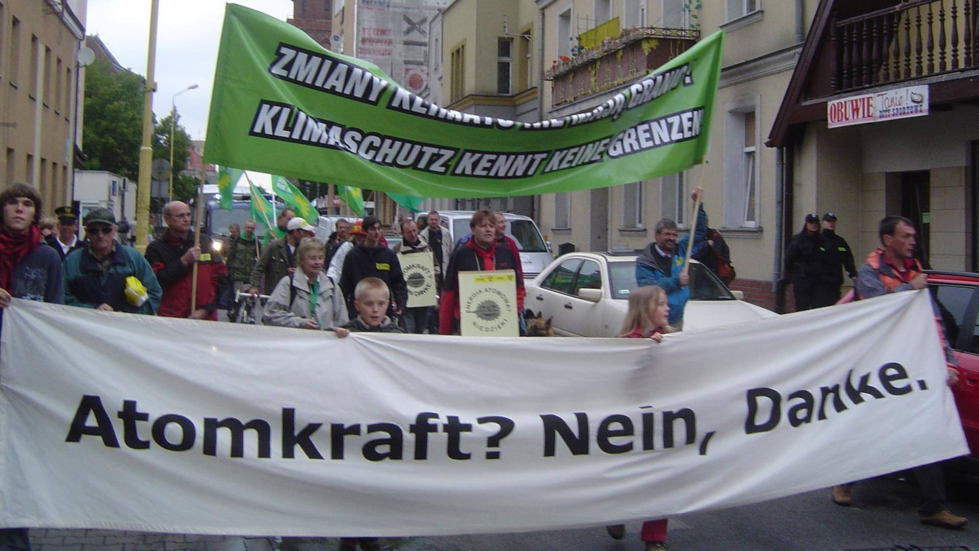 Umweltschützer aus Deutschland und Polen protestieren im Mai 2009 im polnischen Gryfino gegen Pläne zum Bau eines Atomkraftwerkes in Westpolen. Demonstranten tragen Plakate mit Aufschriften wie "Atomkraft? Nein, danke" oder "Klimaschutz kennt keine Grenzen".