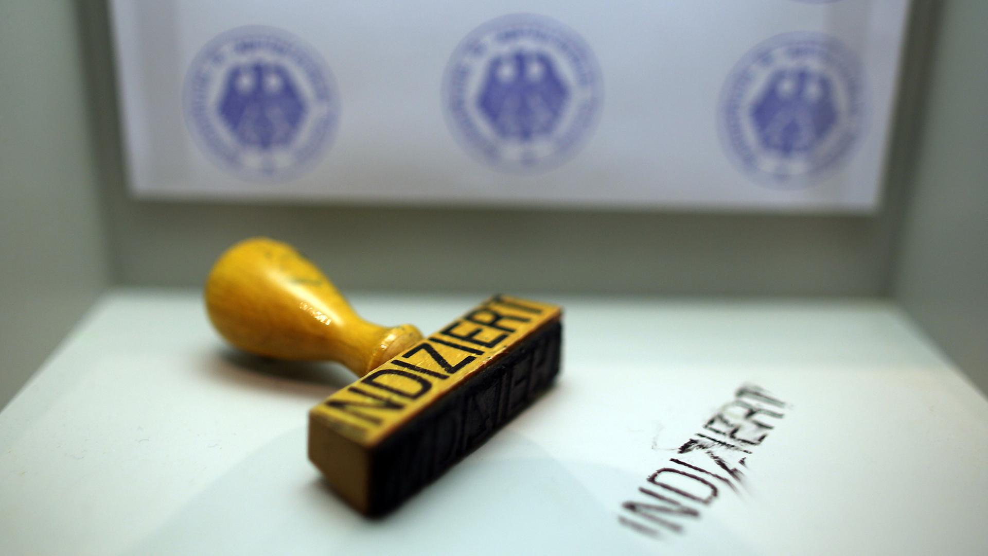 Der Stempel "Indiziert" der ehemaligen Bundesprüfstelle für jugendgefährdende Schriften, die heute Bundesprüfstelle für jugendgefährdende Medien heißt; hier in einer Ausstellung im Bonner Haus der Geschichte Der Stempel "Indiziert" der ehemaligen Bundesprüfstelle für jugendgefährdende Schriften, die heute Bundesprüfstelle für jugendgefährdende Medien heißt; hier in einer Ausstellung im Bonner Haus der Geschichte