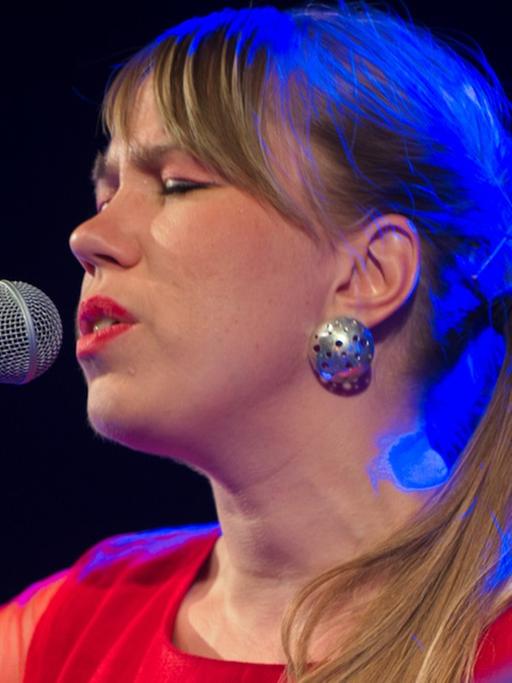 Mari Kalkun singt