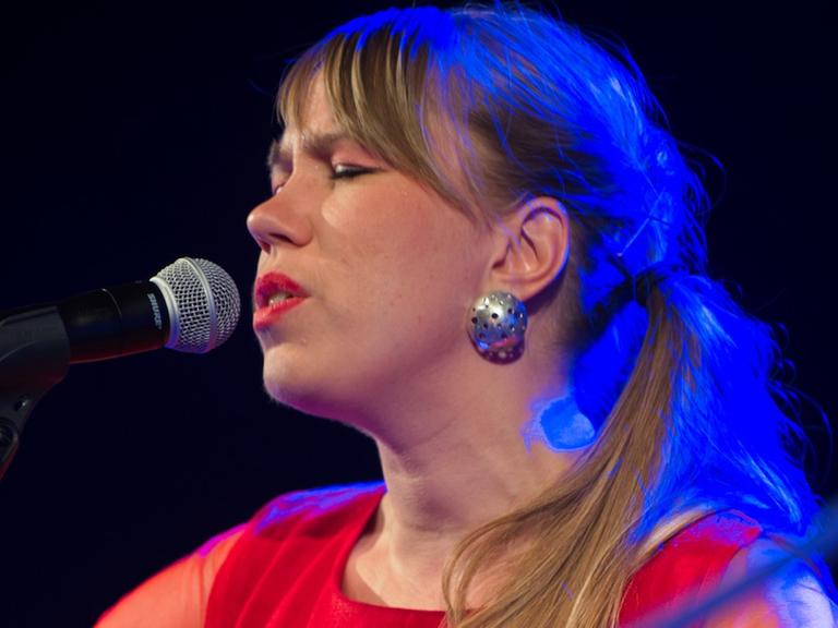 Mari Kalkun singt