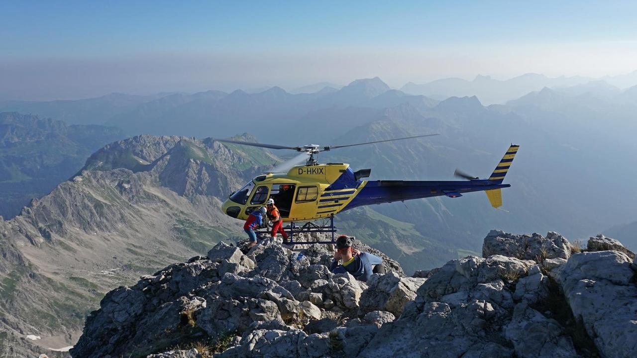 Ein Forscherteam bei der Arbeit auf dem 2592 Meter hohen Hochvogel Ein Forscherteam bei der Arbeit auf dem 2592 Meter hohen Hochvogel