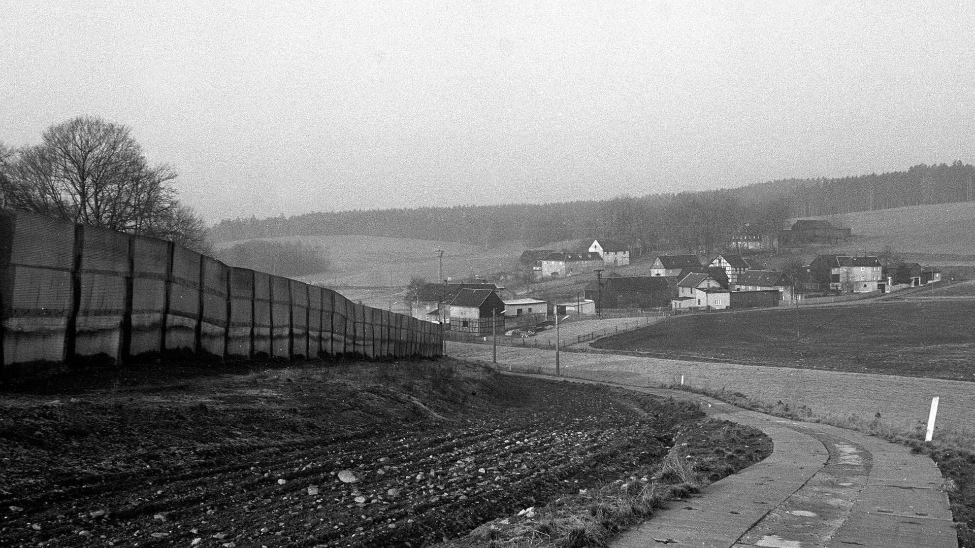 Schwarzaufnahme eines bayerischen Dorfes mit wenigen Häusern, unweit einer innerdeutschen Grenzanlage. Schwarzaufnahme eines bayerischen Dorfes mit wenigen Häusern, unweit einer innerdeutschen Grenzanlage.