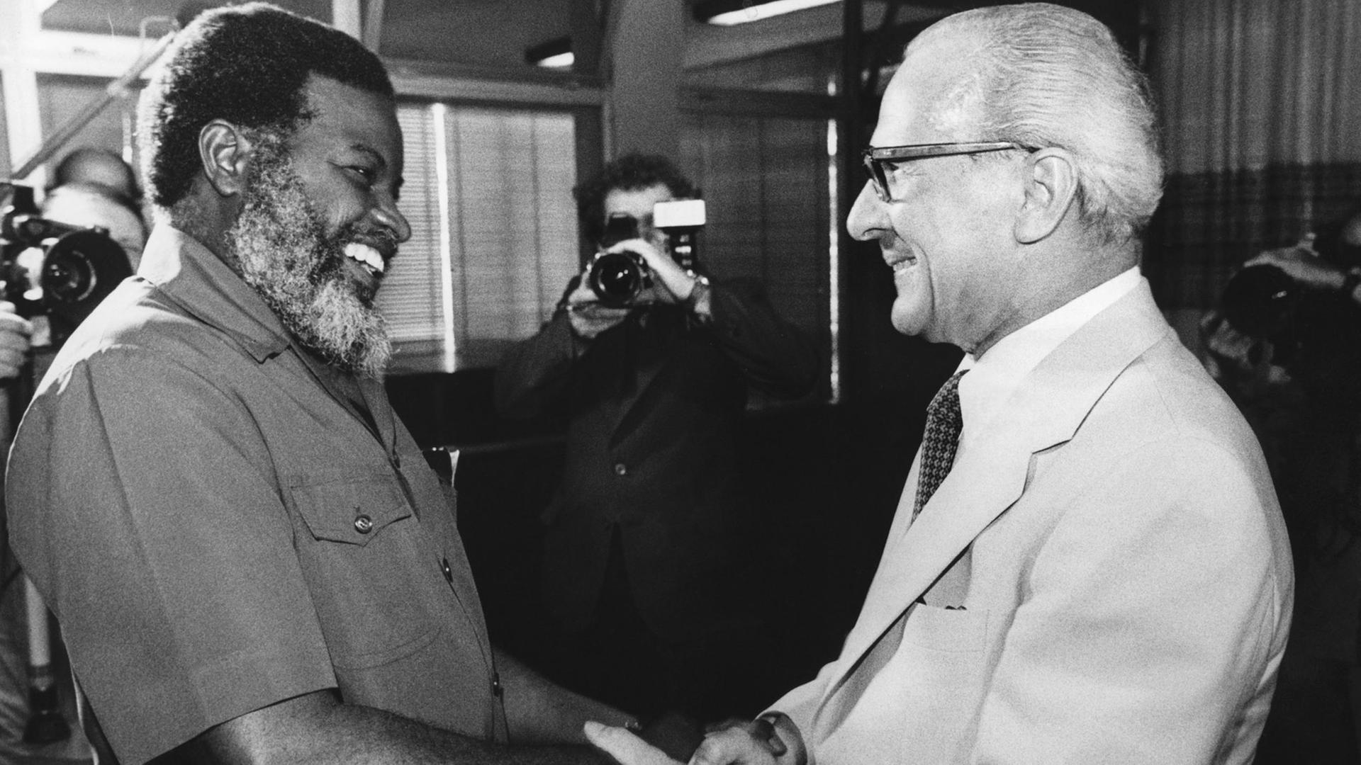Erich Honecker (r) trifft am 18.02.1979 in Angola den Präsidenten der Südwestafrikanischen Volksorganisation (SWAPO) von Namibia, Sam Nujoma (l). Erich Honecker (r) trifft am 18.02.1979 in Angola den Präsidenten der Südwestafrikanischen Volksorganisation (SWAPO) von Namibia, Sam Nujoma (l).