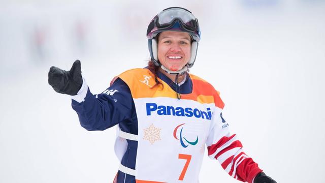 Im März 2018 feiert die Snowboarderin Brittani Coury in Pyeongchang bei den Paralympischen Winterspielen ihren Gewinn der Silbermedaille.