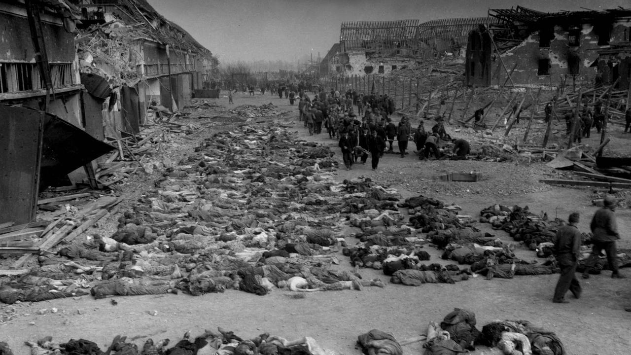 Nach der Befreiung des KZs Mittelbau-Dora werden tote Häftlinge auf den Hof eines der zugehörigen Lager in Nordhausen getragen.