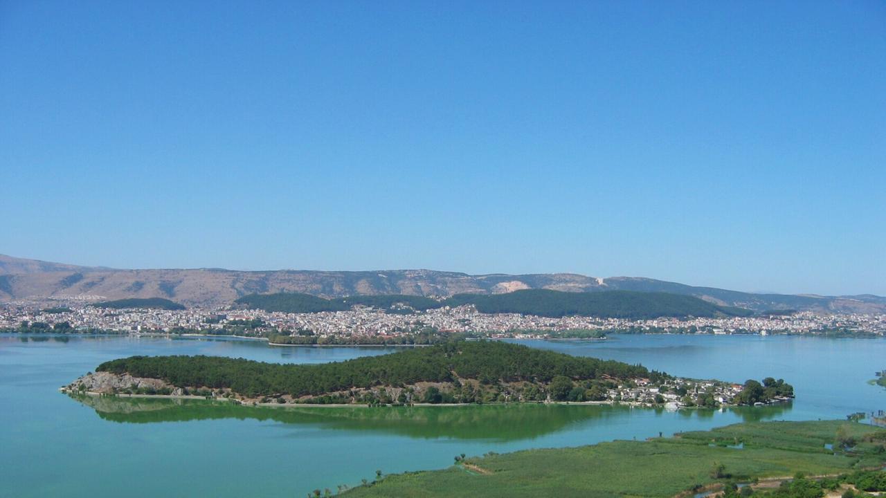 Eine idyllische, hügelige Landschaft mit Städtchen rund um einen See. Eine idyllische, hügelige Landschaft mit Städtchen rund um einen See.