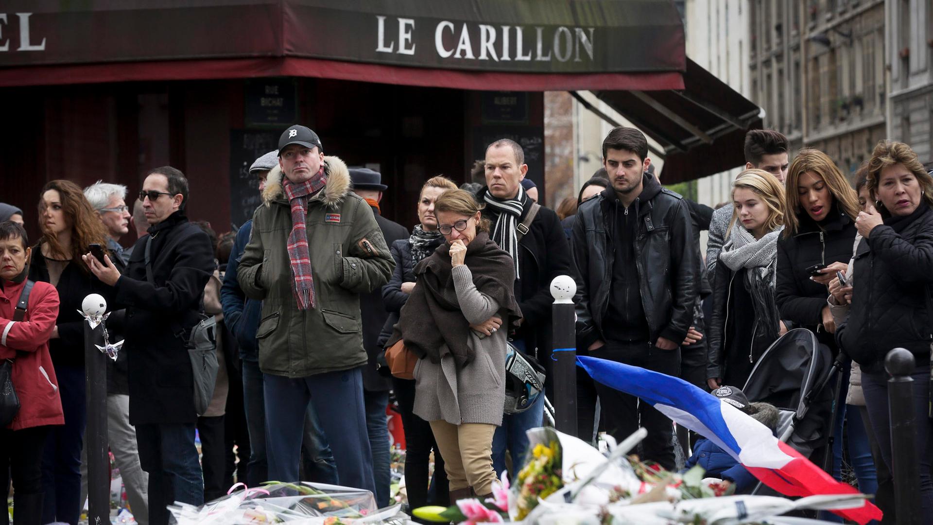 Schweigeminute vor dem Le Carillon in Paris, drei Tage nach den Terroranschlägen vom 13.11.2015 Schweigeminute vor dem Le Carillon in Paris, drei Tage nach den Terroranschlägen vom 13.11.2015