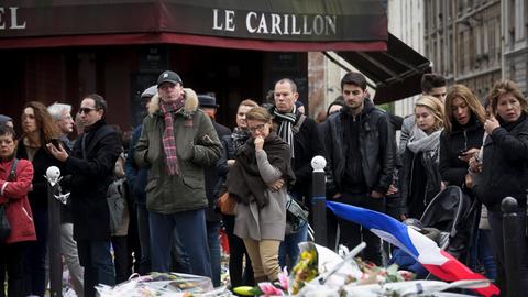 Schweigeminute vor dem Le Carillon in Paris, drei Tage nach den Terroranschlägen vom 13.11.2015