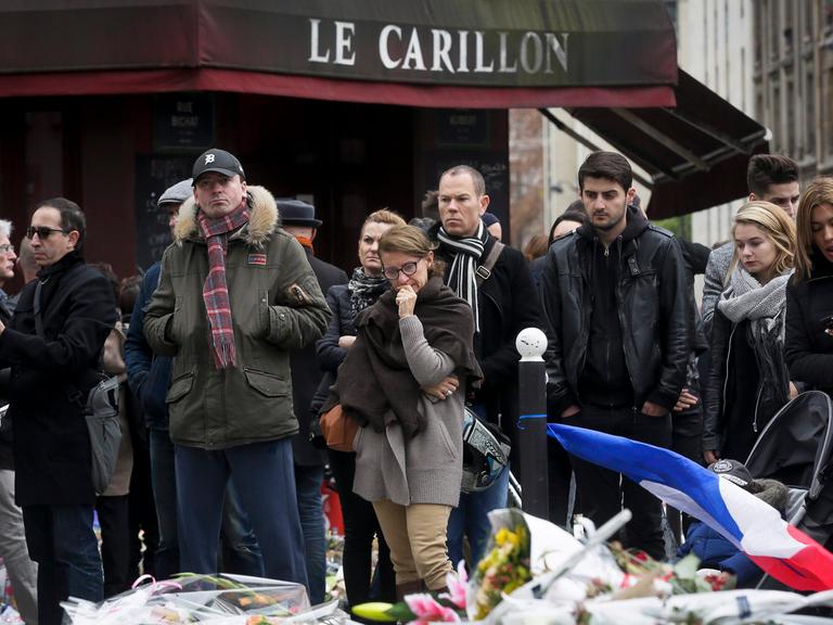 Schweigeminute vor dem Le Carillon in Paris, drei Tage nach den Terroranschlägen vom 13.11.2015