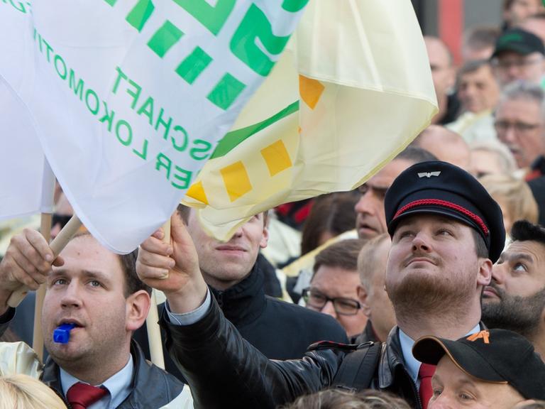 Mitglieder der Gewerkschaft der Lokführer (GdL) demonstrieren mit Transparenten und Trillerpfeifen in Berlin vor der Zentrale der Deutschen Bahn am Potsdamer Platz