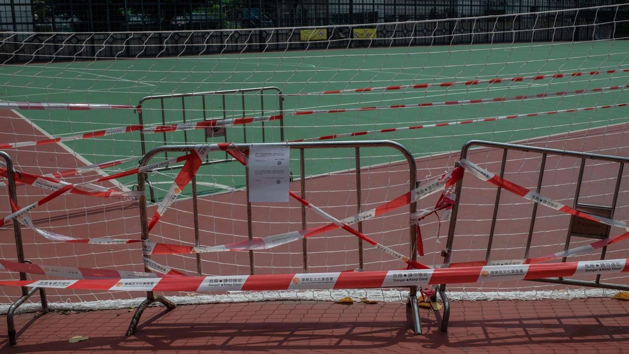 Abgesperte Sportanlagen in Hongkong