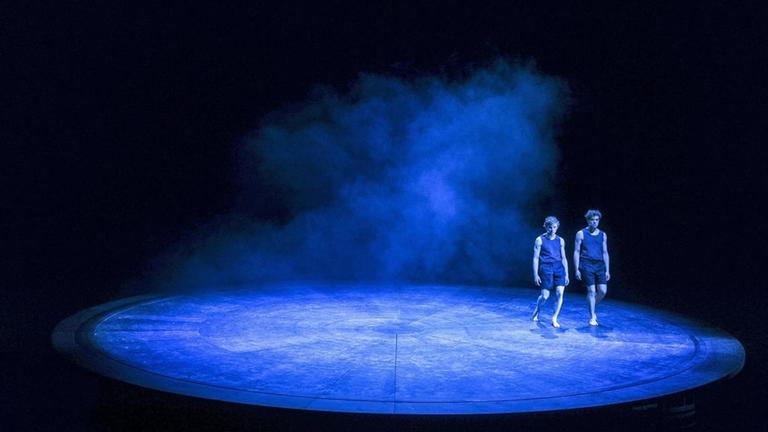 Johannes Nussbaum und Moritz Kienemann in Ulrich Rasches Inszenierung von "Das große Heft" nach Ágota Kristóf am Schauspiel Dresden Johannes Nussbaum und Moritz Kienemann in Ulrich Rasches Inszenierung von "Das große Heft" nach Ágota Kristóf am Schauspiel Dresden