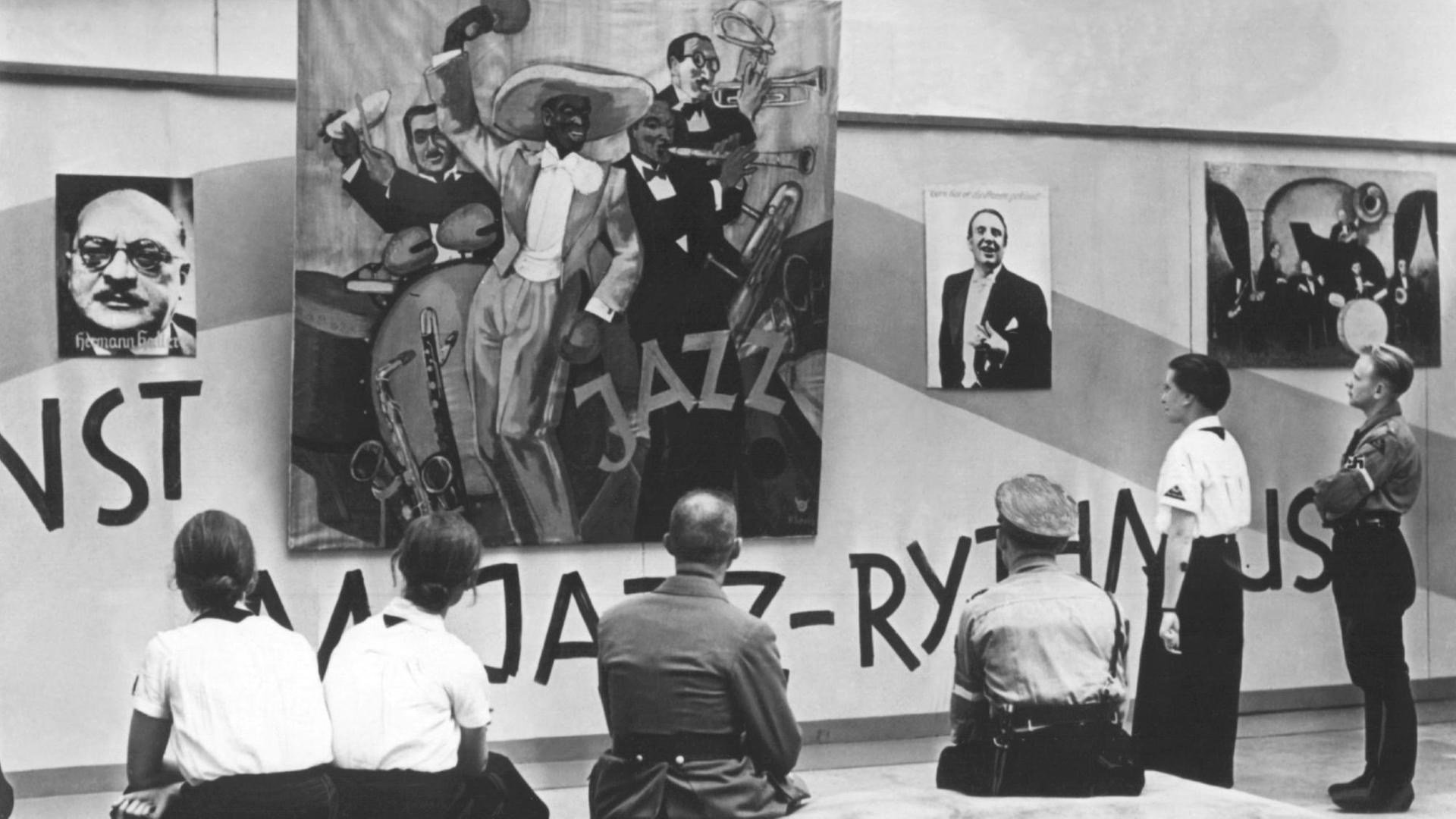 Zuschauer betrachten Exponate in der Ausstellung "Entartete Musik", die als Gegenstück zur Ausstellung "Entartete Kunst" im Rahmen der Reichsmusik-Festwoche veranstaltet wurde (undatierte Aufnahme). Zuschauer betrachten Exponate in der Ausstellung "Entartete Musik", die als Gegenstück zur Ausstellung "Entartete Kunst" im Rahmen der Reichsmusik-Festwoche veranstaltet wurde (undatierte Aufnahme).