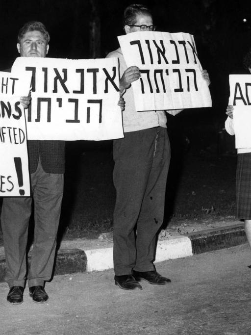 Wütender Protest: In Tel Aviv kritisieren Demonstrierende Adenauer für seine Wahl Hans Globkes.