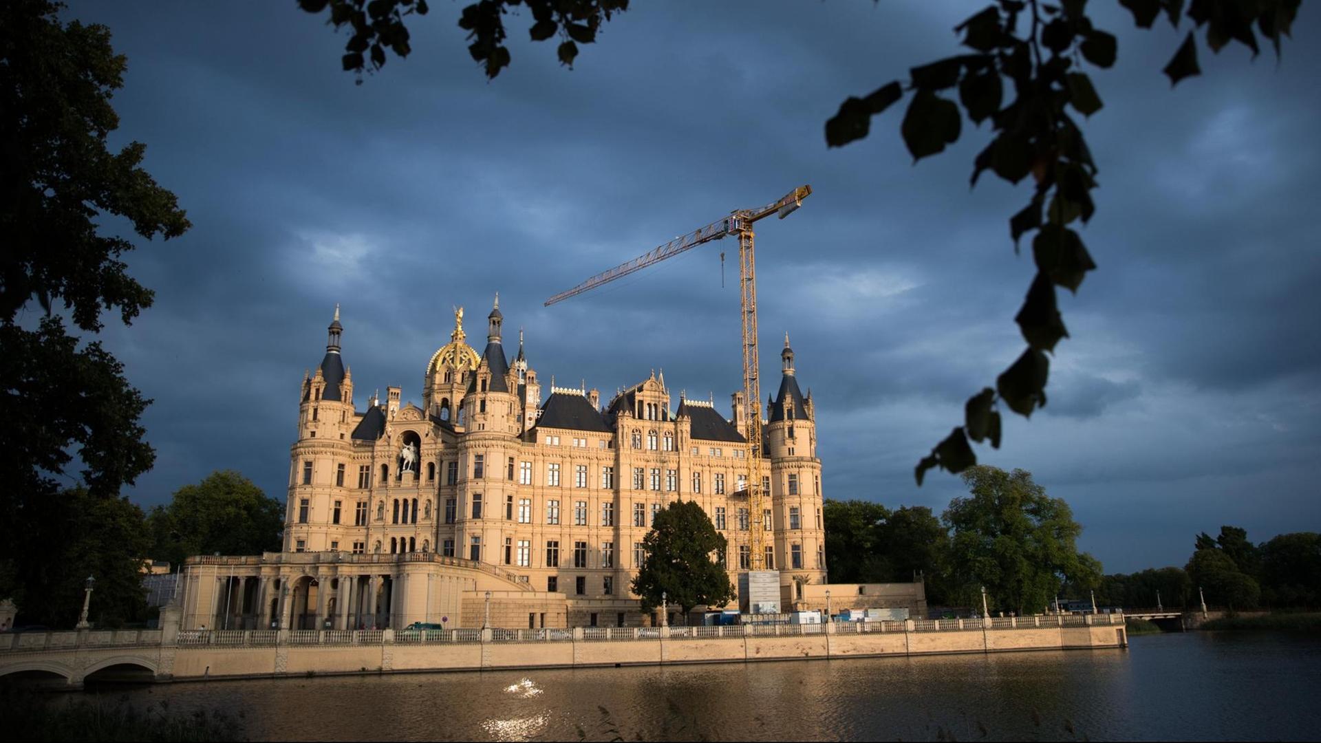Blick auf das Schweriner Schloss vor wolkenverhangenem Himmel Blick auf das Schweriner Schloss vor wolkenverhangenem Himmel