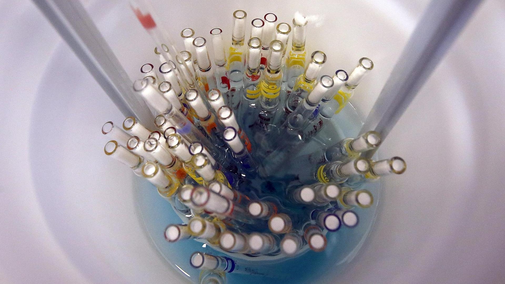 18.05.2018, Berlin: Benutzte Pipetten stecken in einem Behäälter im Max-Planck-Institut für Infektionsbiologie, bevor sie deinfiziert und gereinigt werden. Im Fokus der Forschungsarbeit steht das Verständnis grundlegender Regulationsmechanismen von Infektion und Immunität bei Bakterien. Ein besonderes Interesse gilt der RNA und bestimmten Proteinen, die die zellulären Prozesse steuern. Ziel ist es, die Ergebnisse dieser Grundlagenforschung in neuartige Anwendung der Biotechnologie oder Biomedizin zu überführen - wie das z.B. bei CRISPR-Cas9 der Fall ist.(zu dpa-Story: "Wie Crispr unsere Welt verändert" vom 24.05.2018) Foto: Wolfgang Kumm/dpa | Verwendung weltweit 18.05.2018, Berlin: Benutzte Pipetten stecken in einem Behäälter im Max-Planck-Institut für Infektionsbiologie, bevor sie deinfiziert und gereinigt werden. Im Fokus der Forschungsarbeit steht das Verständnis grundlegender Regulationsmechanismen von Infektion und Immunität bei Bakterien. Ein besonderes Interesse gilt der RNA und bestimmten Proteinen, die die zellulären Prozesse steuern. Ziel ist es, die Ergebnisse dieser Grundlagenforschung in neuartige Anwendung der Biotechnologie oder Biomedizin zu überführen - wie das z.B. bei CRISPR-Cas9 der Fall ist.(zu dpa-Story: "Wie Crispr unsere Welt verändert" vom 24.05.2018) Foto: Wolfgang Kumm/dpa | Verwendung weltweit