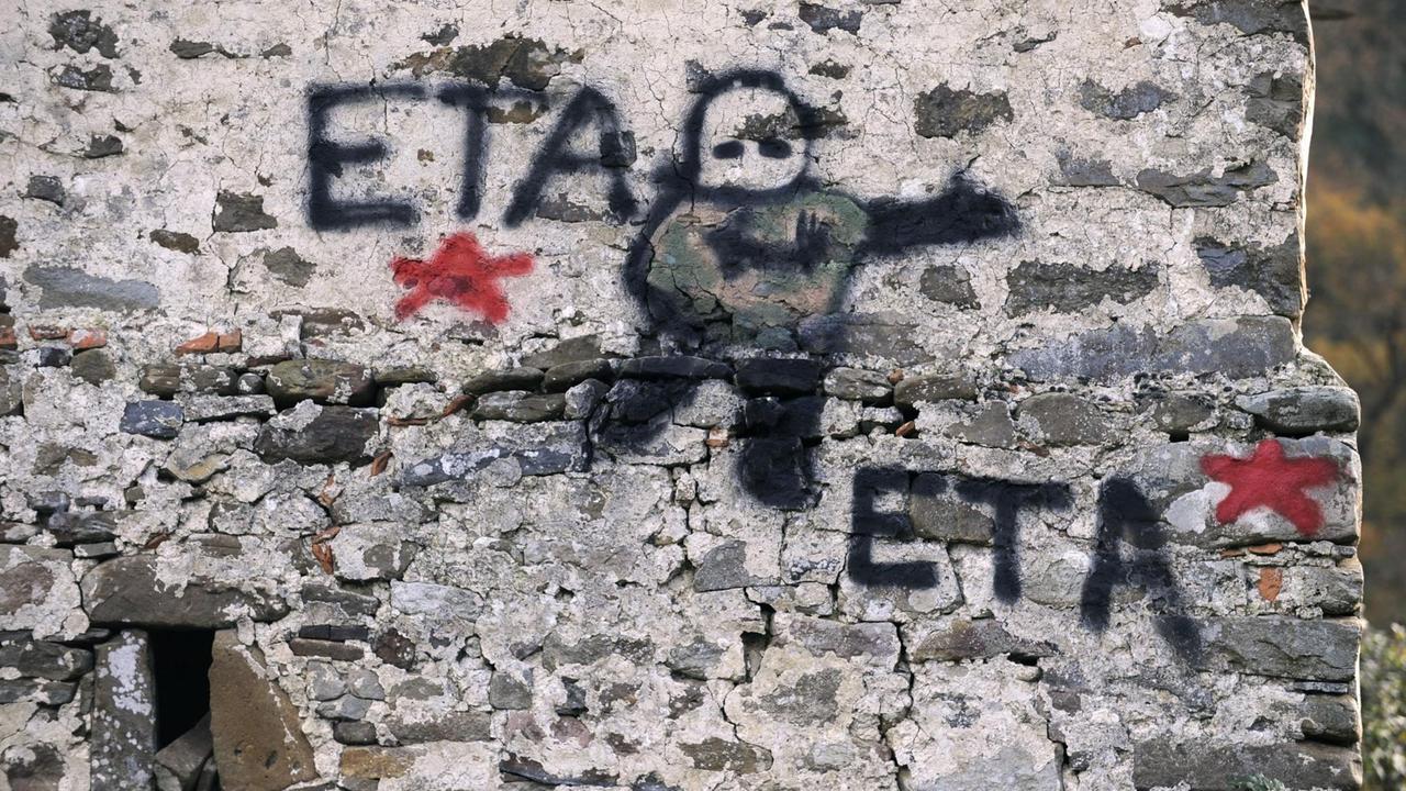 Ein Pro-ETA-Grafitti an einem verlassenen Haus im baskischen Ort Zuaza Ein Pro-ETA-Grafitti an einem verlassenen Haus im baskischen Ort Zuaza