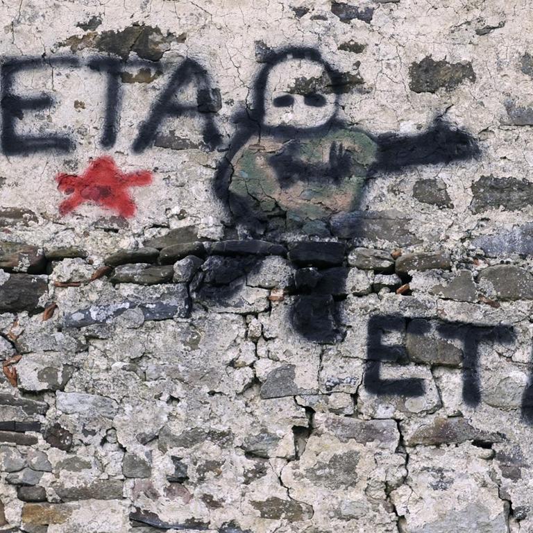 Ein Pro-ETA-Grafitti an einem verlassenen Haus im baskischen Ort Zuaza'