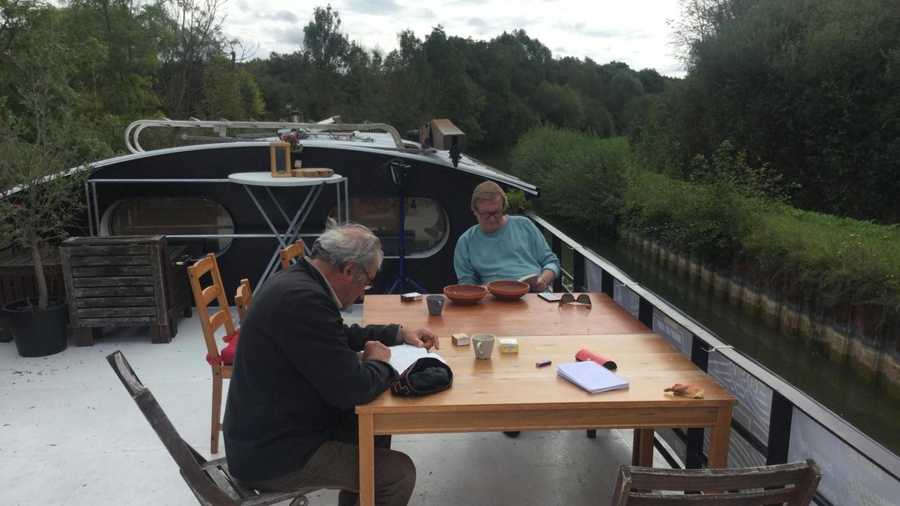 Lesen und Arbeiten auf dem Hausboot "Ange Gabriel": Schriftsteller Olivier Rolin und Goncourtpreisträger Jean Echenoz. Lesen und Arbeiten auf dem Hausboot "Ange Gabriel": Schriftsteller Olivier Rolin und Goncourtpreisträger Jean Echenoz.
