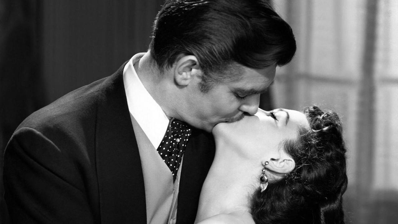 Rhett Butler (Clark Gable) umarmt und küsst in dem Filmklassiker "Vom Winde verweht" von 1939 Scarlett O'Hara (Vivian Leigh). Rhett Butler (Clark Gable) umarmt und küsst in dem Filmklassiker "Vom Winde verweht" von 1939 Scarlett O'Hara (Vivian Leigh).