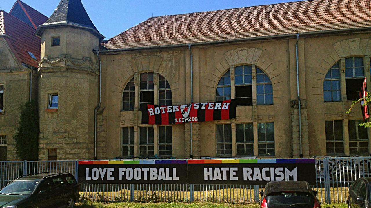 Klare Botschaft: Das Vereinsheim des Roten Stern Leipzig im Stadtteil Connewitz Klare Botschaft: Das Vereinsheim des Roten Stern Leipzig im Stadtteil Connewitz
