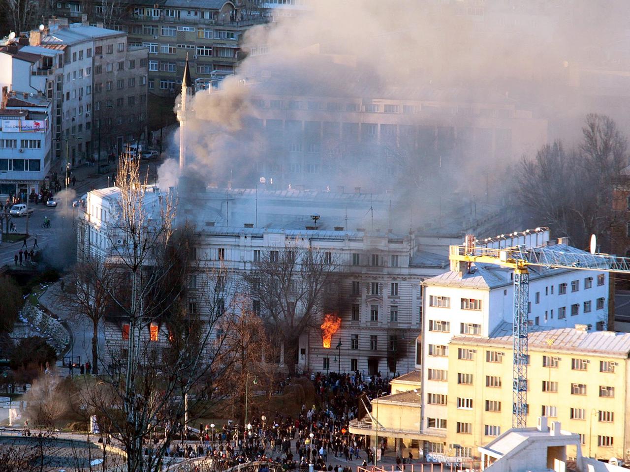 Blick auf das brennende Kantonverwaltungsgebäude in Sarajevo, Bosnien-Herzegowina, am 06.02.2014, während der Proteste. Blick auf das brennende Kantonverwaltungsgebäude in Sarajevo, Bosnien-Herzegowina, am 06.02.2014, während der Proteste.