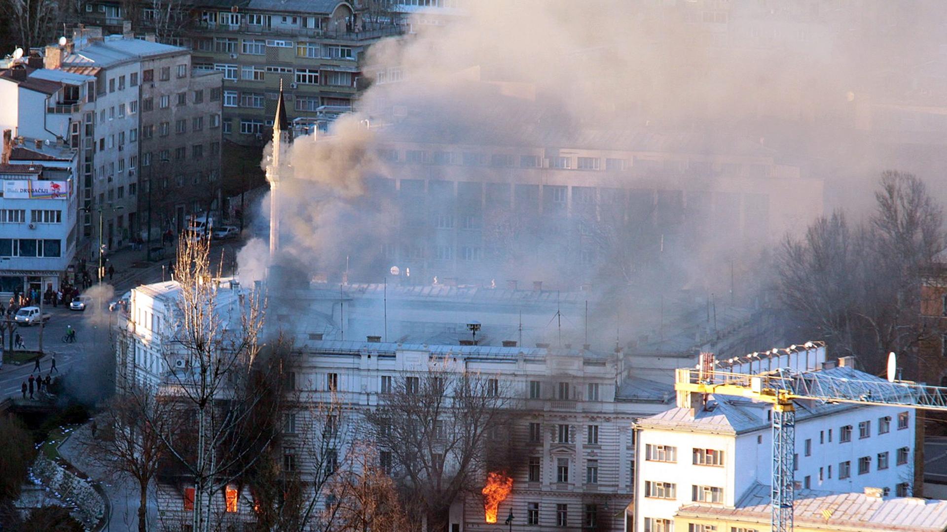 Blick auf das brennende Kantonverwaltungsgebäude in Sarajevo, Bosnien-Herzegowina, am 06.02.2014, während der Proteste. Blick auf das brennende Kantonverwaltungsgebäude in Sarajevo, Bosnien-Herzegowina, am 06.02.2014, während der Proteste.
