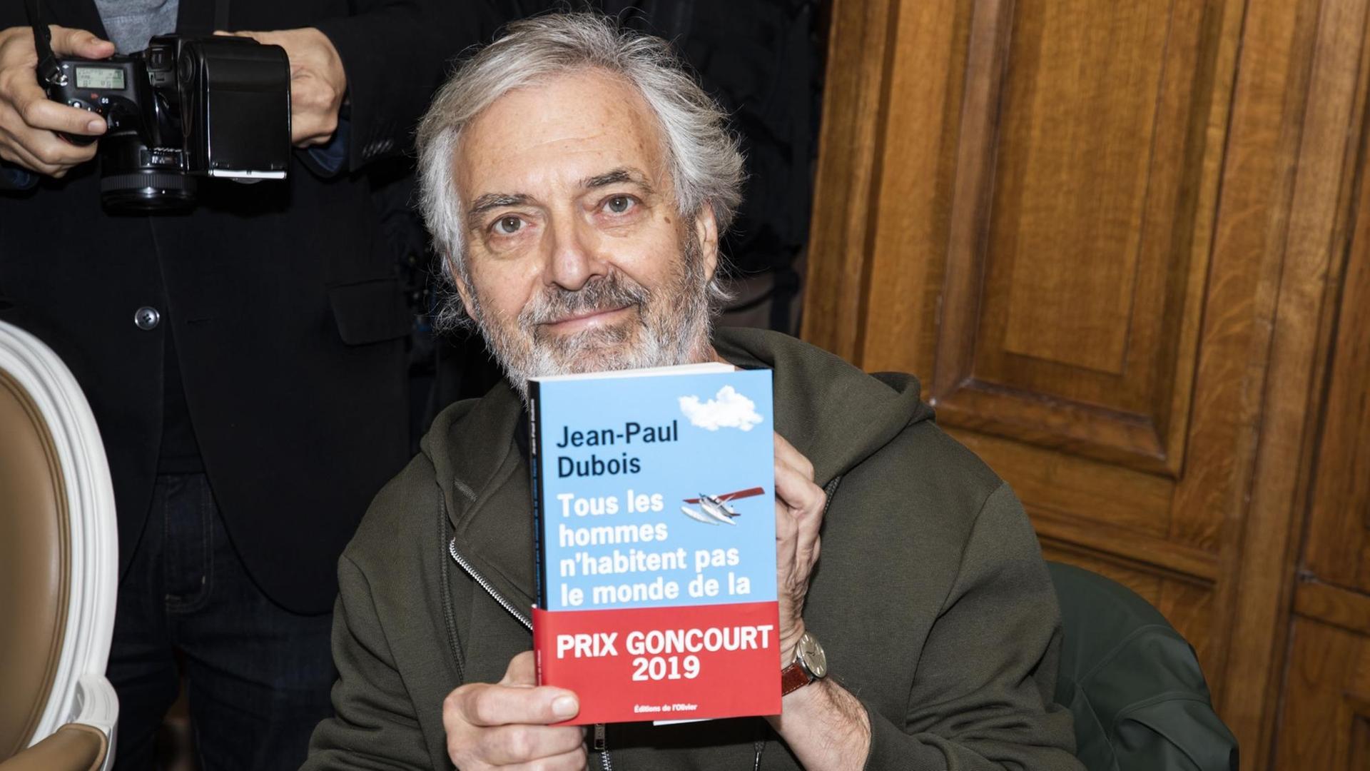 Der französiche Autor Jean Paul Dubois hat am 4.November den Prix Goncourt für seinen Roman "Tous les hommes n'habitent pas le monde de la meme facon" gewonnnen. Der französiche Autor Jean Paul Dubois hat am 4.November den Prix Goncourt für seinen Roman "Tous les hommes n'habitent pas le monde de la meme facon" gewonnnen.