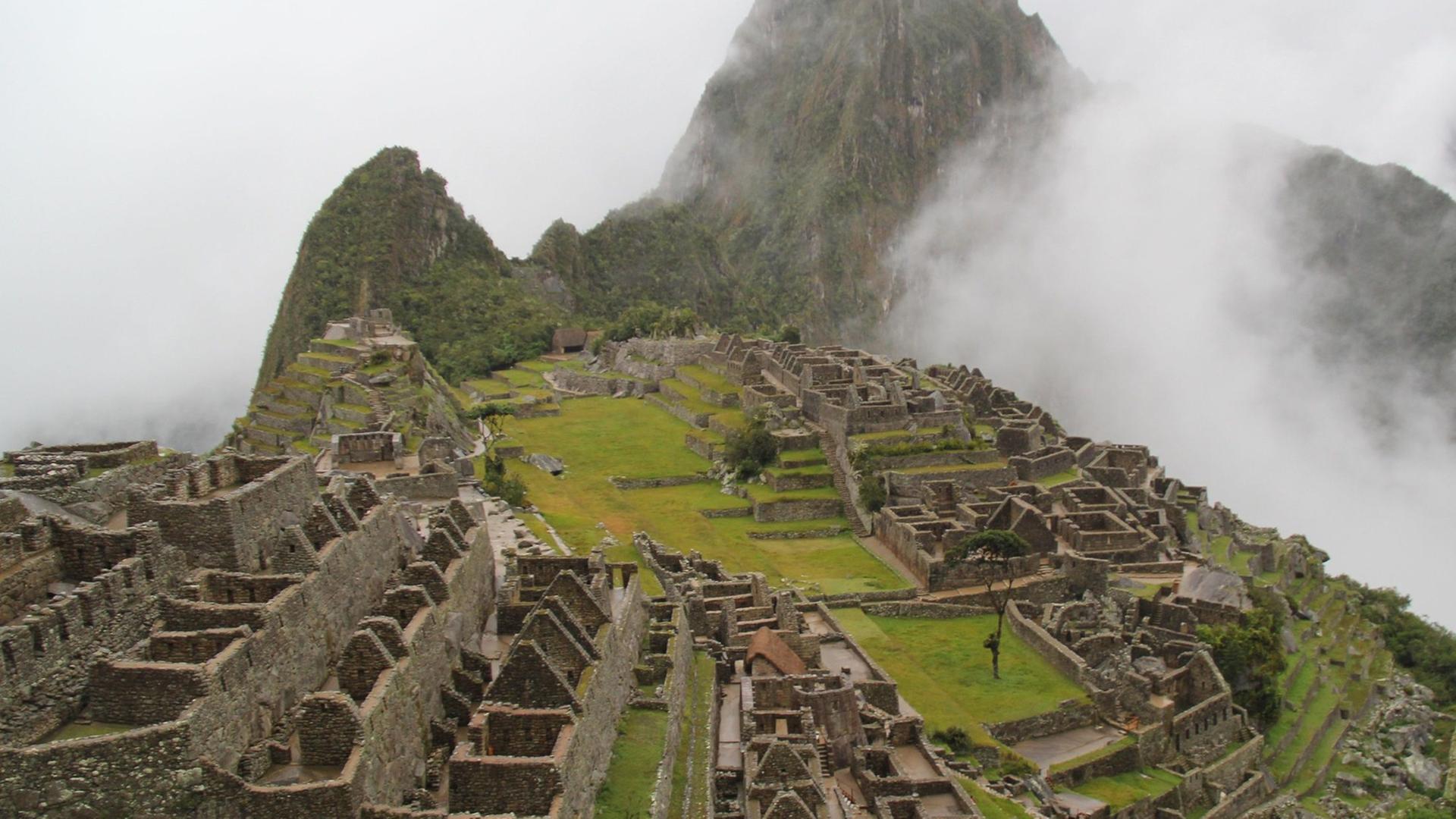 Die Ruinenstadt Machu Picchu in Peru von einem erhöhten Standpunkt aus fotografiert.