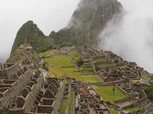 Die Ruinenstadt Machu Picchu in Peru von einem erhöhten Standpunkt aus fotografiert.