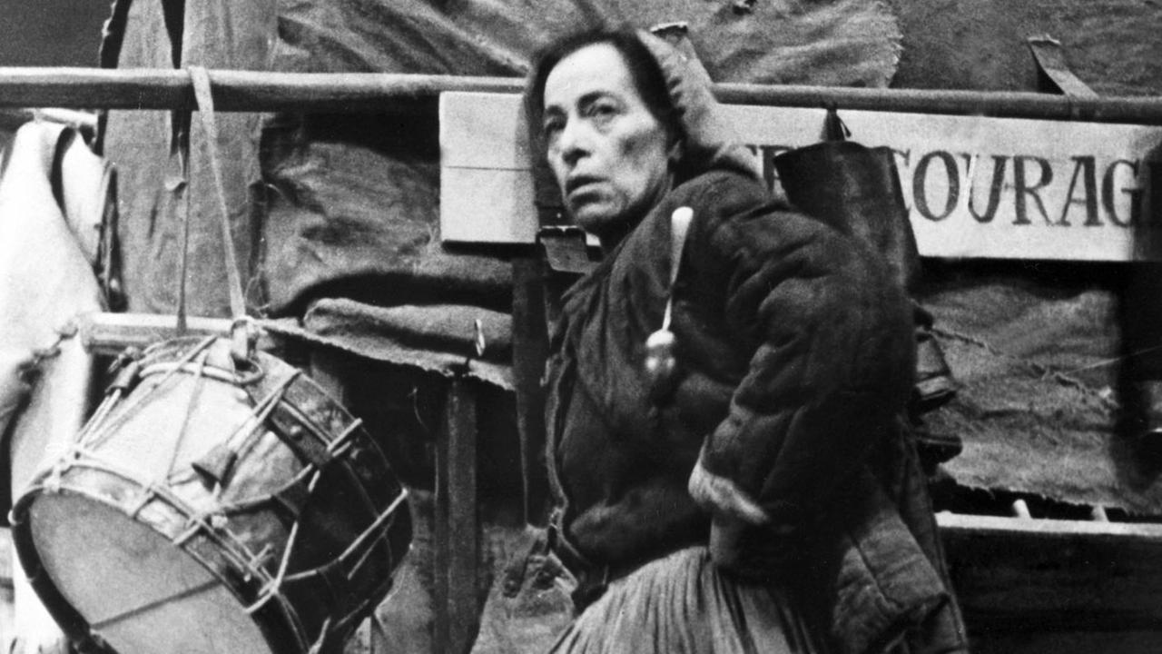 Helene Weigel als "Mutter Courage" während der Premiere im Deutschen Theater in Ost-Berlin am 11. Januar 1949. Helene Weigel als "Mutter Courage" während der Premiere im Deutschen Theater in Ost-Berlin am 11. Januar 1949.