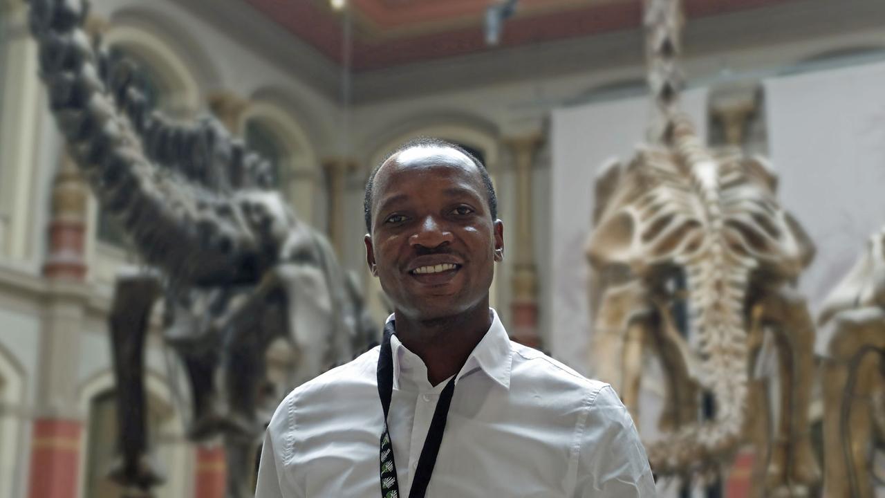 Frank James Wajega vor dem weltberühmten Dino-Skelett in Berlin