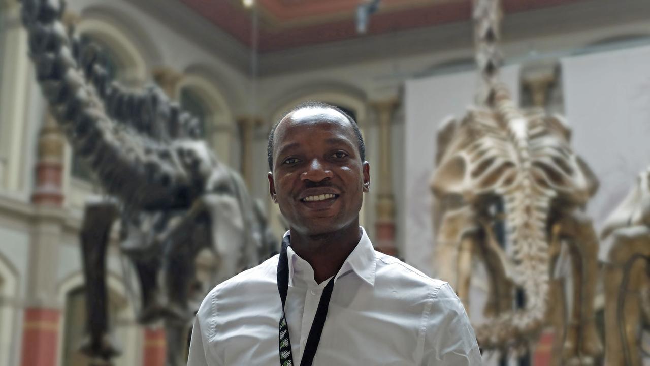 Frank James Wajega vor dem weltberühmten Dino-Skelett in Berlin Frank James Wajega vor dem weltberühmten Dino-Skelett in Berlin