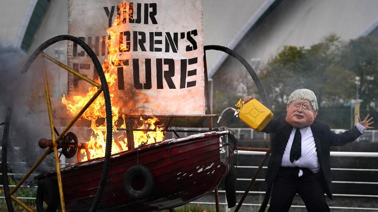 Protestierende von Ocean Rebellion, verkleidet als Großbritanniens Premierminister Boris Johnson protestieren im Vorfeld des UN-Klimagipfels in Glasgow 