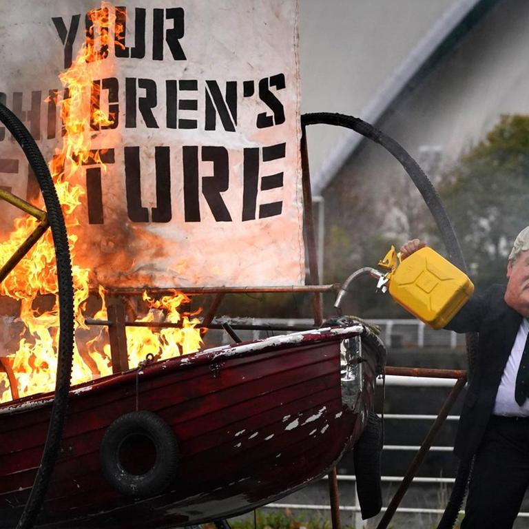 Protestierende von Ocean Rebellion, verkleidet als Großbritanniens Premierminister Boris Johnson protestieren im Vorfeld des UN-Klimagipfels in Glasgow 
