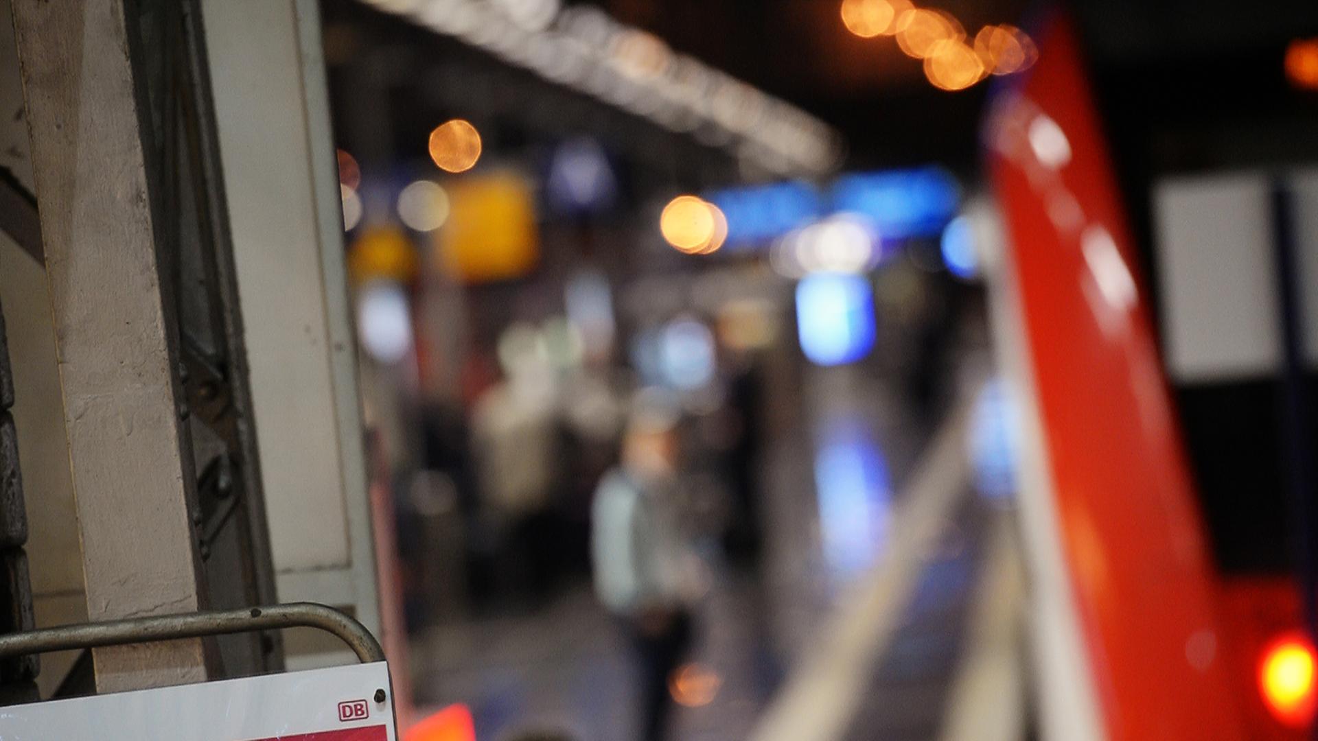 Ein Zug steht am Bahnsteig am Frankfurter Hauptbahnhof. Im Vordergrund ist ein Schild zu sehen mit der Aufschrift "Streikinformation". Ein Zug steht am Bahnsteig am Frankfurter Hauptbahnhof. Im Vordergrund ist ein Schild zu sehen mit der Aufschrift "Streikinformation".