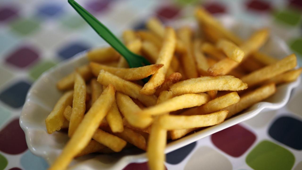 Pommes Frites sind im "Profi-Grill" von Imbissstuben-Besitzer Raimund Ostendorp im Stadtteil Wattenscheid zu sehen. Am 11. April tritt die neue Verordnung der Europäischen Union zum Schutz der Verbraucher in Kraft, um den umstrittenen Stoff Acrylamid in Pommes Frites und anderen Lebensmitteln weiter zu reduzieren.
Pommes Frites sind im "Profi-Grill" von Imbissstuben-Besitzer Raimund Ostendorp im Stadtteil Wattenscheid zu sehen. Am 11. April tritt die neue Verordnung der Europäischen Union zum Schutz der Verbraucher in Kraft, um den umstrittenen Stoff Acrylamid in Pommes Frites und anderen Lebensmitteln weiter zu reduzieren.