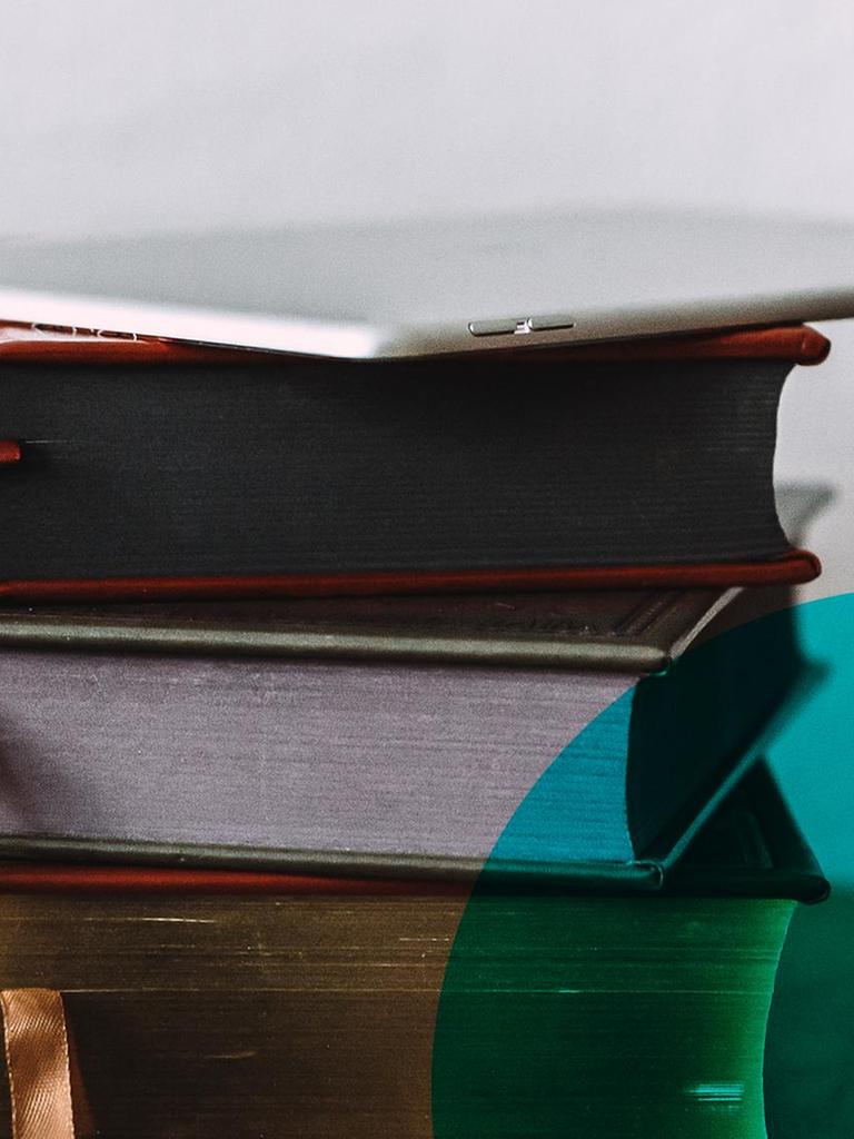 Auf dem Logo der Sendung "Büchermarkt" ist ein stilisierter Bücherstapel zu sehen.
