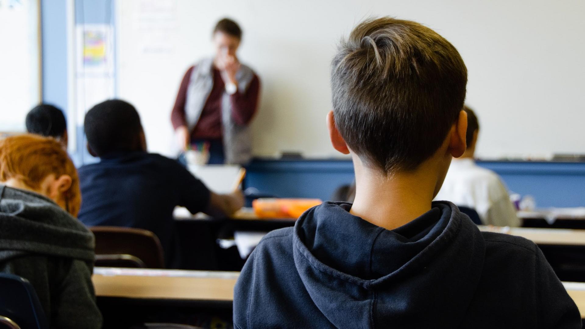 Schüler von hinten fotografiert in der Klasse Schüler von hinten fotografiert in der Klasse