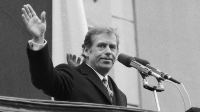 Zu Sehen ist Vaclav Havel nach seiner Wahl zum Staatspräsidenten der Tschechoslowakei am 29. Dezember 1989.