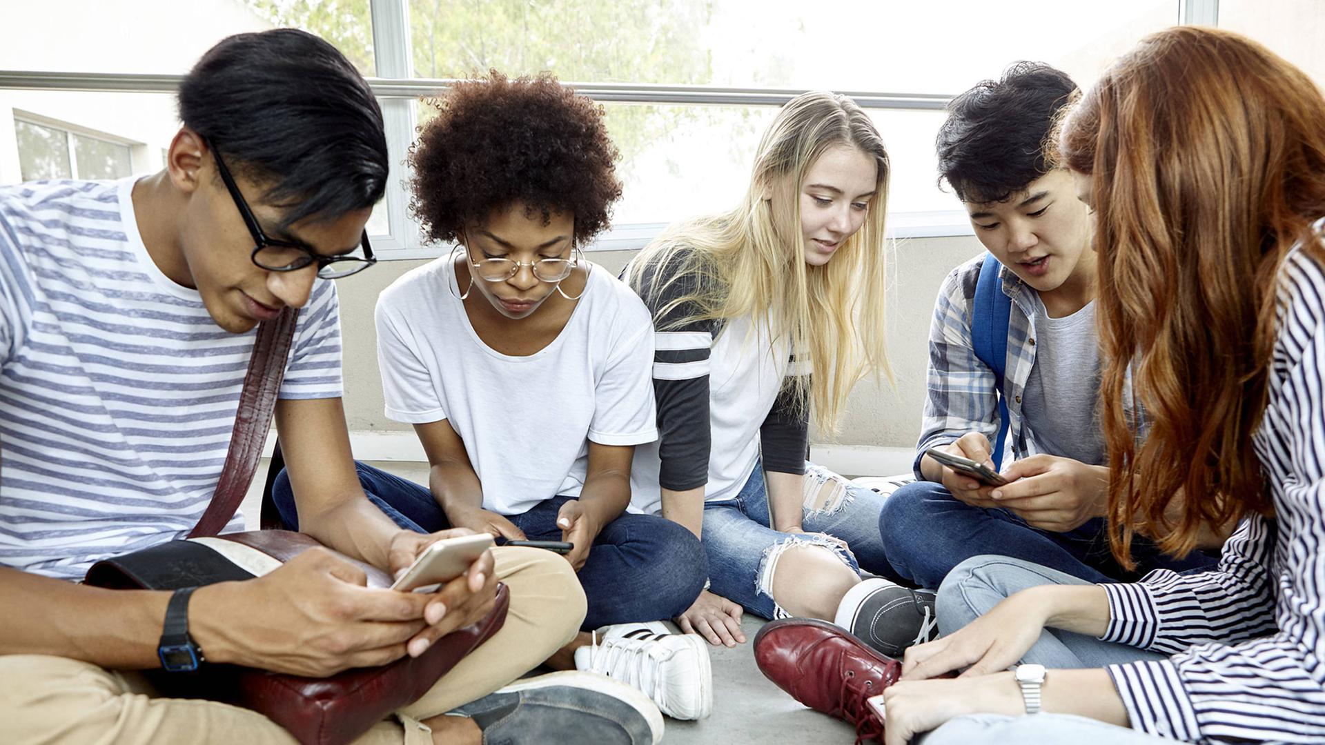 Schüler mit Smartphone Schüler mit Smartphone