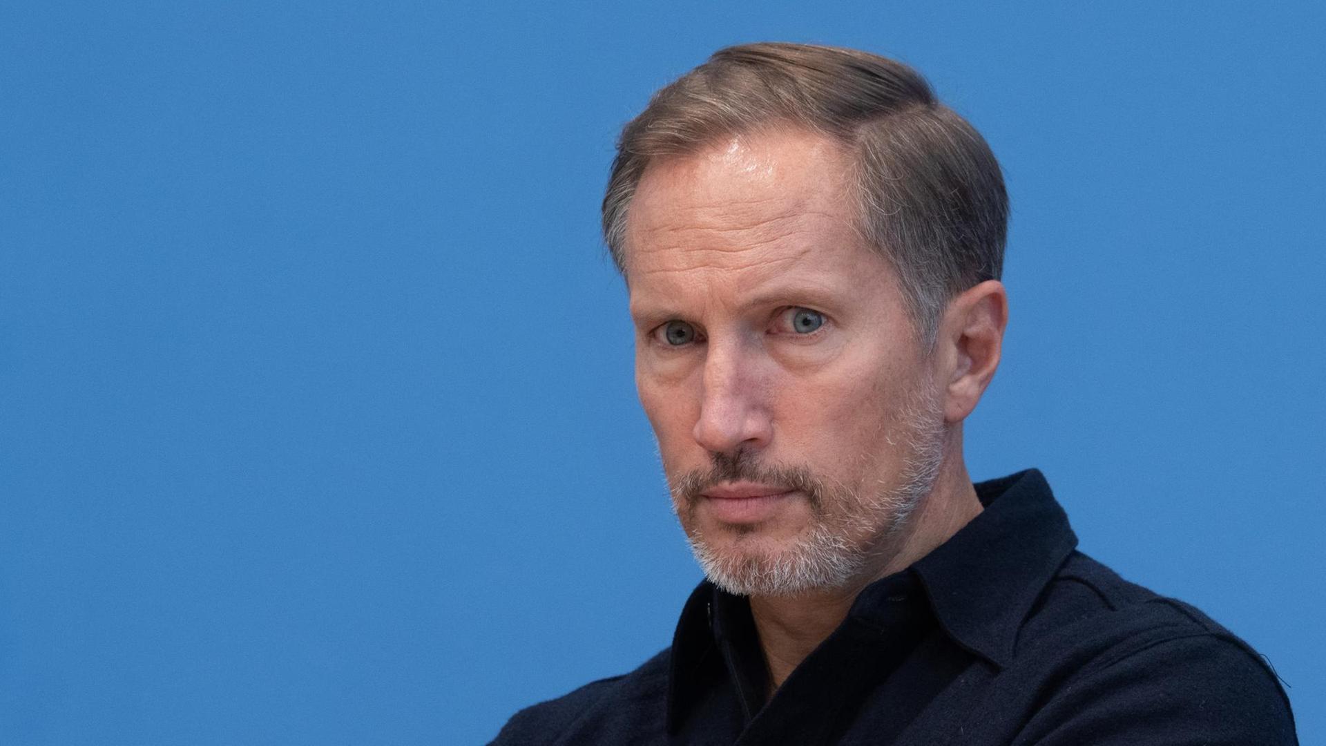 Porträtfoto des Schauspielers Benno Fürmann vor blauem Hintergrund während einer Pressekonferenz. Porträtfoto des Schauspielers Benno Fürmann vor blauem Hintergrund während einer Pressekonferenz.